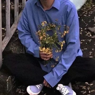 Guy Holding Flowers, Aesthetic Dairy, Aesthetic Flores, Giving Flowers, Boy Music, Art Photography Portrait, Soft Boy, Holding Flowers, Aesthetic People