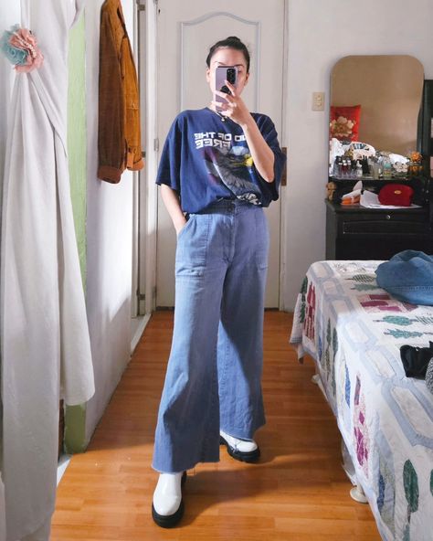 Casual all blue outfit 💙 All tho i declutter lots of my oversized shirt, i still love all my oversized tshirts . I might check some brand new graphic tee ✌️ coz s0metimes u just want some tee's that sparkling new for more dressy fits. Big Shirt Big Pants Outfit, Big Pants Outfit, White Tee Outfit, All Blue Outfit, White Tees Outfit, Graphic Tshirt Outfit, Big Pants, Big Shirt, Tshirt Outfits