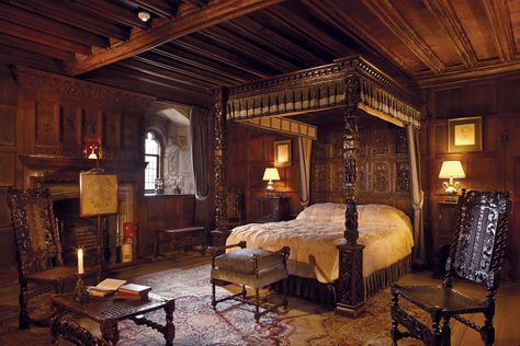 King Henry VIII's bed chamber at Hever Castle, Kent #tudor #kent Chalfield Manor, Medieval Bedroom, Hever Castle, Castle Rooms, Castle Bedroom, Castle Decor, Castles Interior, Four Poster Bed, Castle Hotel