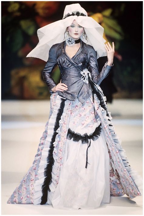 Vivienne Westwood, 1995 Glided Glamour, Gilded Glamour, Punk Mode, Vivienne Westwood Fashion, Hot Couture, Gala Themes, Mode Punk, Runway Fashion Couture, Prada Spring