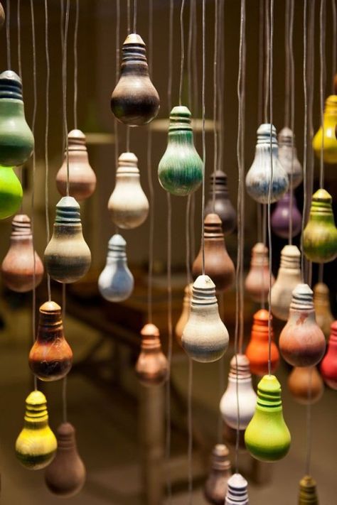 This list of ways to reuse and upcycle light bulbs will make you think twice before you throw anything away! Vitrine Design, Light Bulb Crafts, Painted Light Bulbs, Decoration Vitrine, Church Stage Design, Youth Room, 카페 인테리어 디자인, Store Window, Milan Design