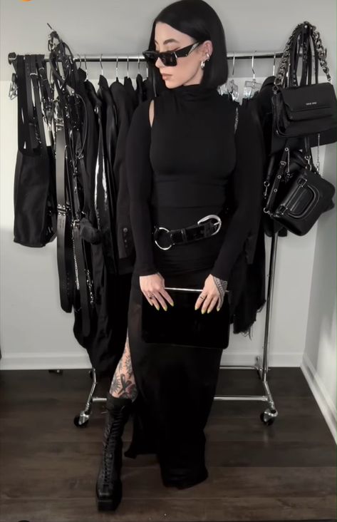 Older Goth Women, Goth Over 40, Goth Blazer Outfit, Nugoth Outfits, Gothic Aesthetic Outfit, Goth Corporate, Winter Goth Outfits, Feminine Goth, Chic Goth