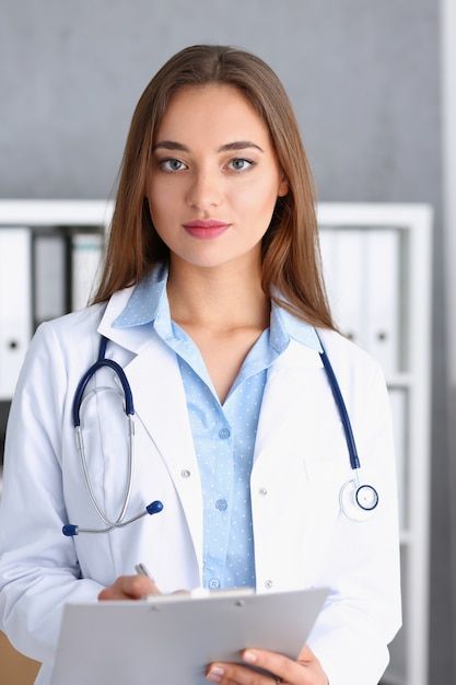 Foto Doctor, Smiling Female, Woman Doctor, Nursing Life, Medical Photos, Doctor Picture, Doctor On Call, Nursing Jobs, Female Doctor