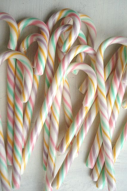 Colorful and classic candy canes, I'll accept them all! <3 Love to see them hanging on the tree and peeking out of mugs! Deco Pastel, Hansel Y Gretel, Pastel Candy, Classic Candy, Colorful Candy, Candy Store, Candy Shop, Sweet Candy, Candy Canes