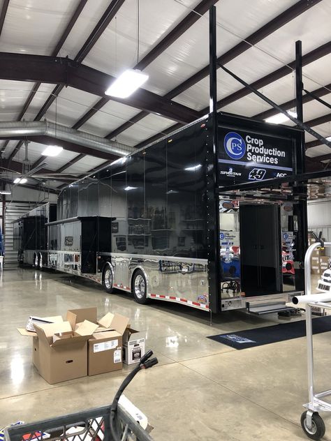 Mark Martin debuts Davenport's hauler for 2018 https://racingnews.co/2018/01/16/jonathan-davenports-new-rig-is-pretty-awesome/ #jonathandavenport Lucas Oil Late Model Dirt Series, Luxury Motorhomes, Dirt Late Models, Truck Tent, Rv Truck, Custom Trailers, Custom Pickup Trucks, Luxury Rv, Tour Bus