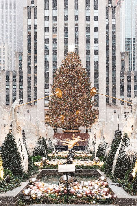 Rockfeller Centre Tree - Christmas in NYC - Bronwyn Townsend New York Christmas Aesthetic, Photographie New York, Christmas In Nyc, Christmas Nyc, New York City Christmas, York Christmas, Wallpaper Natal, Voyage New York, New York City Photos