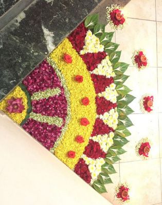 Floor Flower Decoration, Flower Decorations On Floor, Flower Floor Decoration, Floor Decoration With Flowers, Flower Rongali Design, Flower Decoration For Pooja On Floor, Rangoli Designs Flower Petals, Corner Rangoli Designs With Flowers, Rangoli From Flower Petals