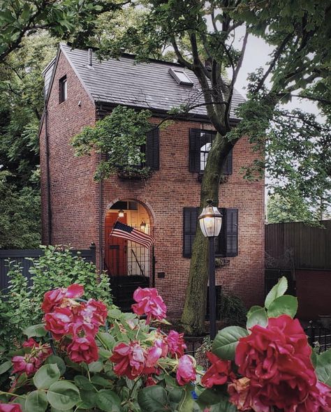 Cozy brick house Three Story Brick House, Small Brick Cottage, Cozy Brick House, Brick Cottage Exterior, Small Brick House, Cottage House Exterior, Brick Cottage, German Houses, Cozy Places