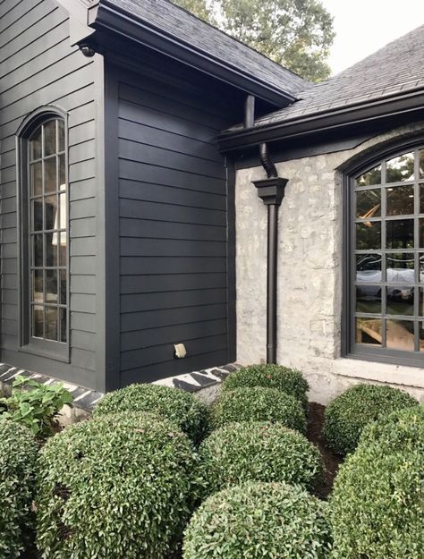 Black Houses, Pintura Exterior, Casa Exterior, Modern House Exterior Colors, Black House Exterior, Exterior Stone, Design Exterior, Farmhouse Exterior, House Paint Exterior