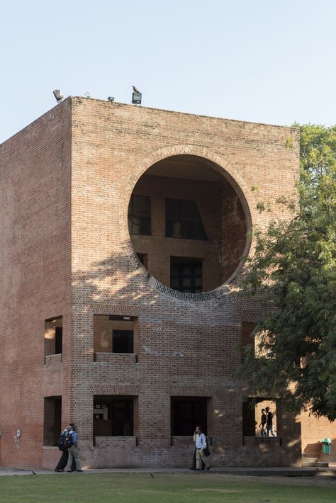 Gallery of Louis Kahn's Indian Institute of Management in Ahmedabad Photographed by Laurian Ghinitoiu - 5 Momo Masterpiece, Luis Kahn, Exeter Library, Louis Khan, Mass Design, Indian Institutes Of Management, Louis Kahn, House Sketch, Brick Architecture