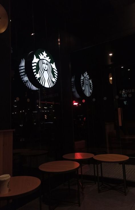 Starbucks Dark Aesthetic, Starbucks At Night, Starbucks Aesthetic Wallpaper, Starbucks Aesthetic Instagram Story, Historia Aesthetic, Starbucks Asthetic, Aesthetic Starbucks, Starbucks Wallpaper, Starbucks Aesthetic