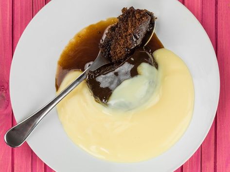 English Dessert Recipes, Sticky Pudding, English Dishes, Nut Dessert, English Desserts, Fruit Pie Filling, Steak And Ale, Custard Sauce, British Desserts