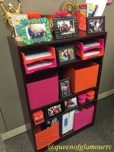 Organize and spruce up any bookcase. I wanted to glam up my office space so I purchase these pink and orange items from dollar tree. Buns and storage can be purchased at thrift stores as well. You can be glam on a budget!! All picture frames are from dollar tree as well . Book case was provided by my job, unsure of details. Dollar Tree Organization Bedroom, Kids Room Organization Diy, Orange Items, Bedroom Design On A Budget, Home Office Design On A Budget, Dollar Tree Diy Organization, Dollar Tree Organization, Diy Organizer, Office Organization At Work