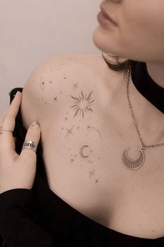 Earthy Tattoos, Tato Dada, Tato Minimal, Tato Jari, Pola Tato, Tatuaje A Color, Halloween Tattoo, Collar Bone Tattoo, Subtle Tattoos