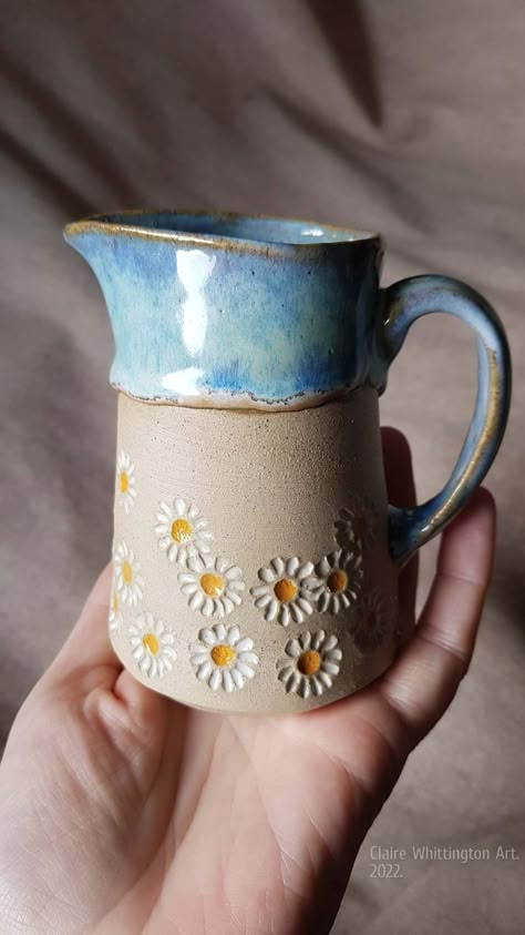 Pottery Clay Designs, Amazing Pottery Ideas, Pottery Slabs Ideas, Carving Ideas Pottery, Earthenware Pottery Ideas, Clay Mug Designs Handmade Pottery, Pottery Beginner Projects, Pottery Vessels Ideas, Pottery Gift Ideas Diy