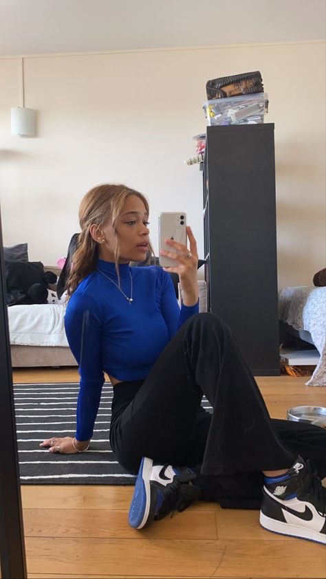 Outfit Ideas With Blue Jordans, Royal Blue Jordans Outfit, Dark Blue Jordans Outfit, Outfit With Blue Sneakers, Outfits With Blue Sneakers, Royal Blue Baddie Outfit, Blue And Black Jordan 1 Outfit, Dark Blue Sneakers Outfit, Black And Royal Blue Outfit