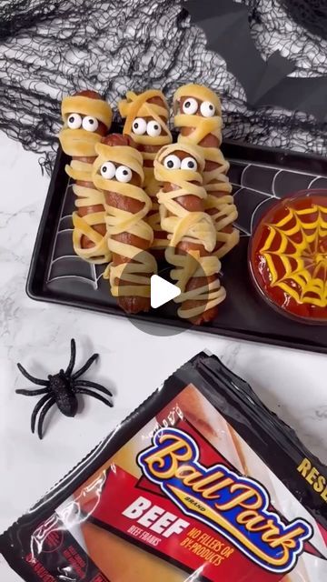 Halloween Sliders, Dipped Tampa, Monster Chicken, Quick And Easy Lunch Ideas, Mummy Hot Dogs, Mummy Dogs, Easy Lunch Ideas, Chicken Sliders, Easy Lunch