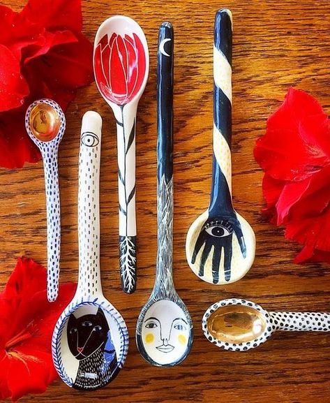 Illustrated Pottery, Illustrated Ceramics, Diy Keramik, ดินปั้น Polymer Clay, Kunst Inspiration, Chopstick Rest, Ceramic Spoons, Ceramics Pottery Art, Ceramics Ideas Pottery