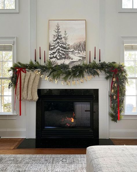 Christmas Mantle Artwork, Stockings On Wall, Christmas Fireplace Decor Ideas, Farmhouse Christmas Mantle, Christmas Fireplace Decorations, Fireplace Decor Ideas, Mantle Christmas, Christmas Garland Mantle, Fireplace Decorations