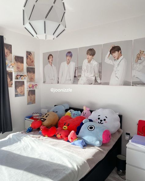 Small Room Tour, Kpop Bedroom, Bts Room, Army Room Decor, Kpop Room, Army Room, Dekorasi Kamar Tidur, Teen Room Decor, Cute Room Ideas