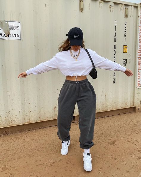 Trainers Nike, Sweatshirt Nike, Joggers Outfit, Populaire Outfits, Sweatshirt Outfit, Streetwear Fashion Women, Sporty Outfits, Foto Inspiration, Mode Streetwear