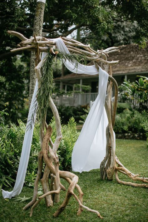 Driftwood Wedding Arch Diy, Driftwood Wedding Arbor, Driftwood Arbor Wedding, Natural Wood Wedding Arch, Drift Wood Wedding Arch, Driftwood Alter, Cedar Wedding Arch, Driftwood Arch Wedding, Driftwood Wedding Decor