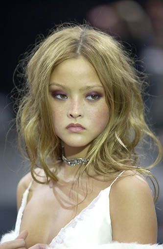 Devin Aoki Makeup, 2002 Fashion, Fashion Week Nyc, Richard Tyler, Nyc Fashion Week, Devon Aoki, Camille Rowe, Tousled Hair, Young Woman