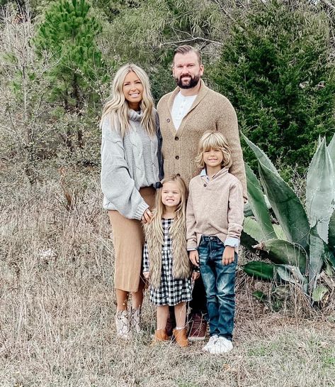 Outdoor Family Photos Fall, Disney Family Outfits, Fall Family Outfits, Family Photos With Baby, Fall Family Photo Outfits, Family Photoshoot Outfits, Fall Family Pictures, Family Picture Outfits, Fall Jeans