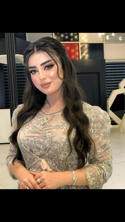 Arabic Hairstyles Simple, Arabian Makeup Look, Arabic Hairstyles, Eid Hairstyles, Bridal Hair Down, Wedding Hair Side, Arabic Makeup, Long Hair Tips, Bridal Hair Updo