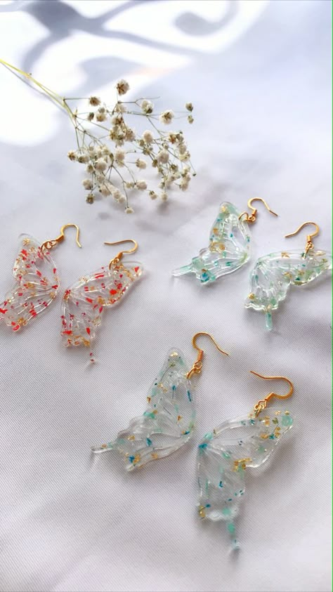 Resin On Clothing, Resin Crafts Earrings, Resin Jewelry Idea, Resin Art Jewellery Ideas, Resin Art Accessories, Resin Jewelry Holder, How To Resin Jewelry, Butterfly Resin Earrings, Earring Resin Ideas