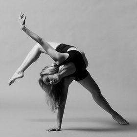 2013Яндекс.Избранном Dancing Poses Drawing, Modern Dance Photography, Contemporary Dancing, Modern Dans, Dancing Poses, Fabian Perez, Dance Aesthetic, Dance Picture Poses, Dance Photo Shoot