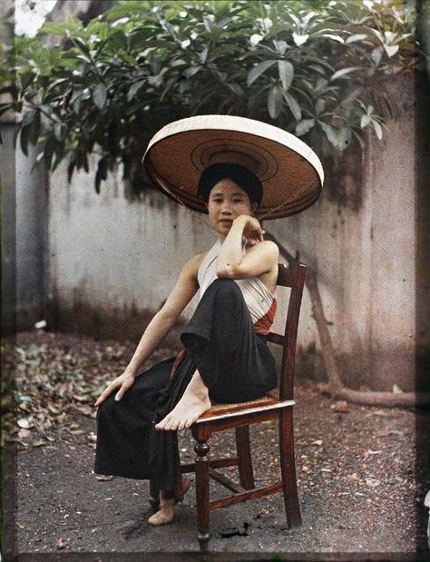 45 Beautiful Photos of Vietnamese Women Taken by Léon Busy in 191545 Beautiful Photos of Vietnamese Women Taken by Léon Busy in 1915 Vietnamese Culture, Ancient Vietnam, Vietnamese Clothing, Vietnam Art, Vietnam History, Pin Up Model, Black And White Landscape, French Photographers, Perfect World