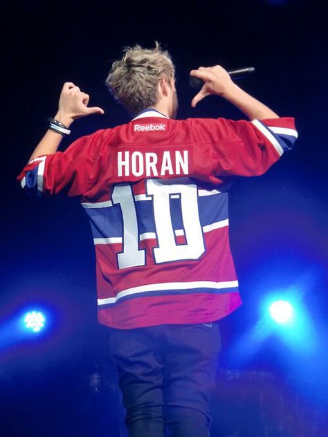 *suddenly becomes a hockey fan to buy this jersey* Niall Horan Outfits, Niall Horan Baby, One Direction Niall, Hello Lover, One Direction Photos, Irish Princess, Irish Boys, Frat Boy, James Horan