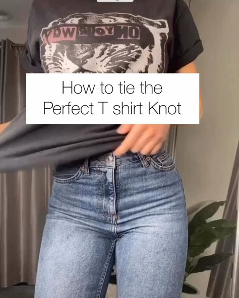 Tie T Shirt Knot How To, Tied T Shirt Outfit, Ways To Tie An Oversized Shirt, How To Style Jeans And Tshirt, Jeans Tee Shirt Outfit, Tie Tee Shirt Knot, T Shirt Tricks, Tshirt Wearing Ideas, How To Dress Up Jeans And Tshirt