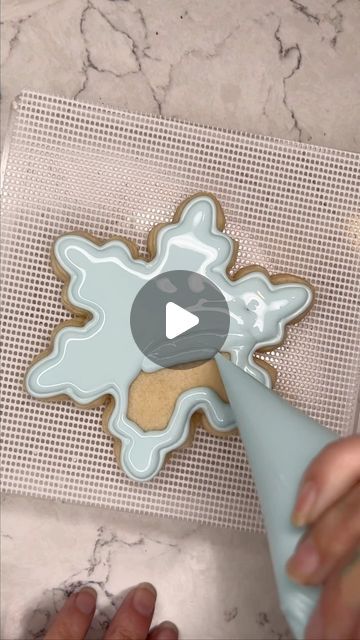 Alyssa Pierce on Instagram: "Classic snowflake ❄️ when I was little my mom had a Christmas cookie book that I used to look at over and over and the pictures of the perfectly made snowflakes always made me want to learn ❄️ . . . . . #CookieDecorating #CookieDecoratingVideo #CookieDecoratingTutorial #CookieFlooding #SatisfyingVideos #ChristmasCookies #ChristmasCookieDecorating #SnowmanCookies #SandCookies #ChristmasTreeCookies #ReeseCookies #ElfCookies #Mrs.ClausCookies #SantaClaus #SantaClausCookies #BakingVideo #Relatable #MomLife #SmallBusiness #SmallBusinessTips #Entrepreneur #Smallbusinessowner #SmallBusinessReels #InstagramReels #BakingTutorial #CookingTutorial" Iced Snowflake Cookies, How To Ice Cookies Like A Pro, Beginner Royal Icing Cookies Christmas, Frosting Cookies Techniques, Christmas Iced Biscuits, Wedding Christmas Cookies, Snowflake Decorated Sugar Cookies, Holly Cookies Decorated, Christmas Cookies Iced