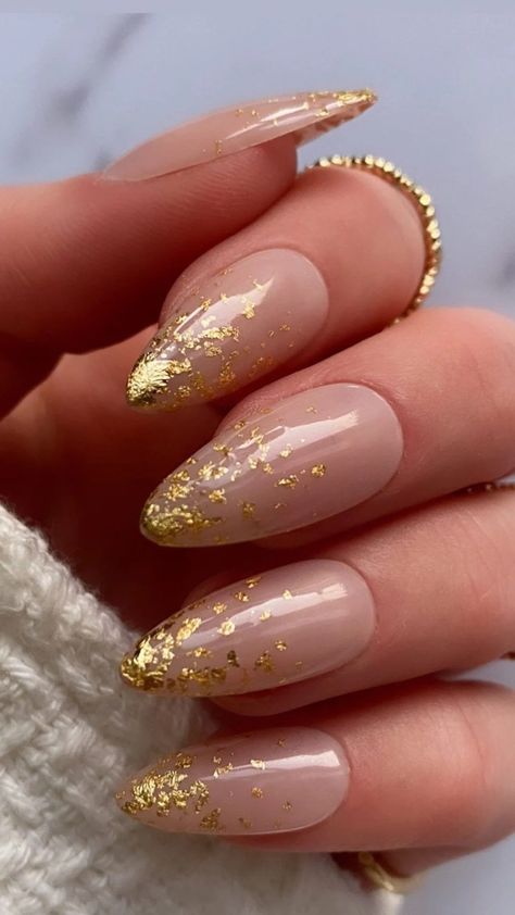 Half Sparkle Nails, Nails For Golden Dress, Autumn Nails Gold Foil, Cream And Gold Nail Designs, Nails Inspiration Graduation, Gold Dust Nails, Soft Gold Nails, Nails Feuille D’or, Golden Nails Designs Classy