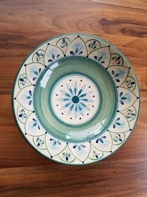 Simple Painted Ceramics, Painted Plate Ideas Ceramics, Hand Painted Bowls Ceramics, Ceramic Bowl Decoration, Ceramic Bowl Ideas Design, Pottery Painting Salad Bowl, Hand Painted Ceramic Bowls, Ceramic Platter Painting Ideas, Paint Ceramic Bowl