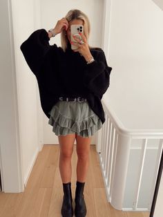 Short Skirts Outfits, Look Legging, Mode Zara, Lazy Day Outfit, Beige Outfit, Look Short, Mode Ootd, Stockholm Fashion, Modieuze Outfits