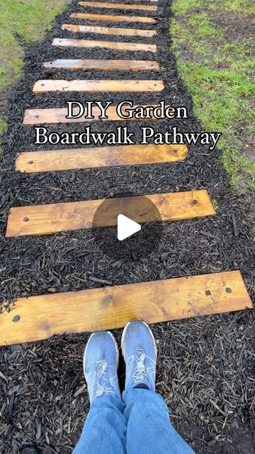 End Of House Landscaping, Diy Pallet Walkway Pathways, Mulch Garden Pathways, Cedar Mulch Landscaping Ideas, Wood Border Landscaping, Cheap Pathways Ideas Walkways, Mulch Pathway Ideas, Diy Front Yard Ideas, Landscape Nails