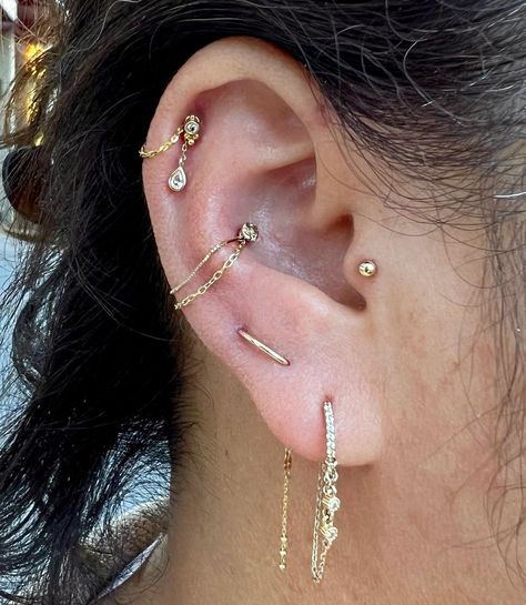 Diamond Teeth, Conch Piercing Jewelry, Dope Jewelry Accessories, Conch Jewelry, Ear Chain, Earrings Aesthetic, Gold Outfit, Conch Earring, Conch Piercing