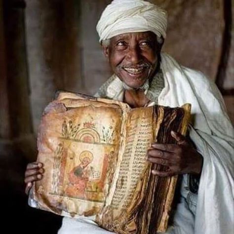 Ethiopian Bible, Old Bible, Oldest Bible, Santi Cattolici, Foto Tips, We Are The World, African History, Old Book, World Cultures