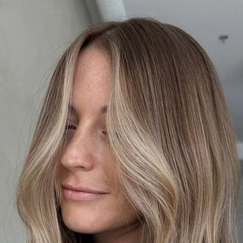 Maddie | Hairstylist on Instagram: "LIVED IN DREAMS ☁️  teasylights w/ a root melt and gloss   #beigebalayage #haireducation #livedinhair #kelownahair" Platinum Root Melt, Root Smudge Brunette, Blonde Root Melt, Root Smudge Blonde, Hair Melt, Root Melt, Root Smudge, Soft Shiny Hair, Golden Blonde Hair