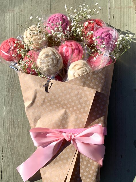 Concha bread Valentine’s Day flower bouquet Best Friend Mothers Day Gift, Concha Bouquet Diy, Fathers Day Gifts Ideas Hispanic, Concha Bouquet, Bread Bouquet, Bouquet For Valentines Day, Mini Conchas, Flowers For A Friend, Valentines Bouquet