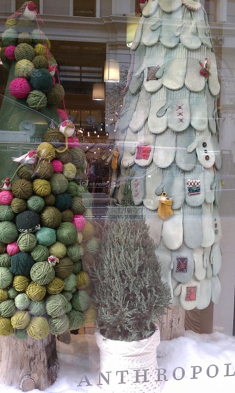 Anthro Window Display, Yarn Store Display Ideas, Christmas Shop Displays, Yarn Display, Ball Christmas Tree, Balls Of Yarn, Christmas Window Display, Craft Fair Displays, Craft Show Displays