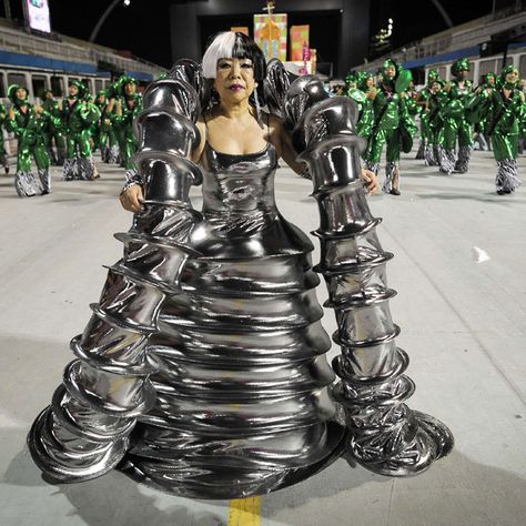 Japanese avant-garde fashion designer Junko Koshino performs with her self-designed costume for Barroca Zona Sul samba school during the last day of the carnival parades at the Sambadrome in Sao Paulo, Brazil Theatre Fashion, Lady Gaga Outfits, Avant Garde Aesthetic, Hoop Dress, Avant Garde Hair, Geometric Fashion, Rock N Roll Style, The Carnival, Weird Fashion