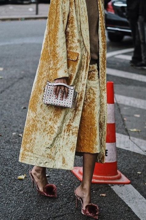 crushed velvet coat Pfw Street Style, Fall Fashion Coats, Street Style Blog, Cooler Look, Chic Outfit, Komplette Outfits, Street Chic, Looks Style, Mode Inspiration