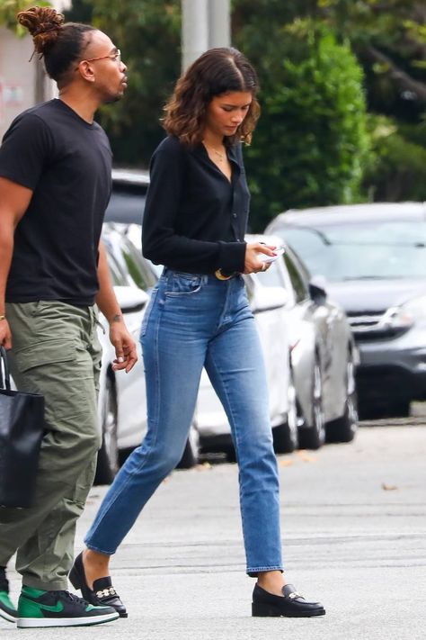 Zendaya And Tom, Celebrity Jeans, Flat Shoes Outfit, Outfits Juvenil, Zendaya Outfits, Zendaya Style, Jeans And Flats, Flats Outfit, Casual Chique