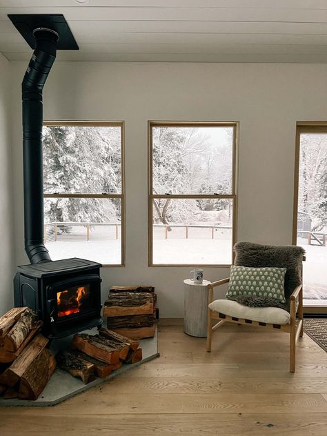 Make Home Cozy, Hygge Winter Decor, Winter Cabin Aesthetic, Cozy Country Home, Winter Backyard, Cabin Core, Cozy Day, Winter Cabin, Winter Home