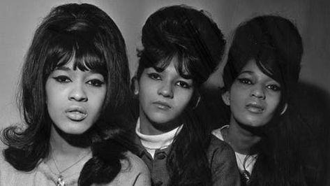 30 Fascinating Vintage Photographs of The Ronettes in the 1960s ~ Vintage Everyday Ronnie Spector, 60s Girl, 1960 Style, The Ronettes, American Bandstand, Wall Of Sound, Amy Winehouse, Be My Baby, Biker Girl