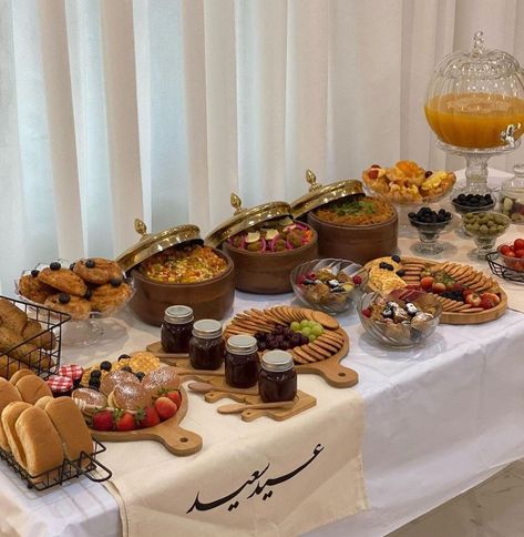 Eid Breakfast, Food Display Table, Food Set Up, Catering Food Displays, Eid Food, Decorações Com Comidas, Catering Ideas Food, Party Food Buffet, Buffet Set